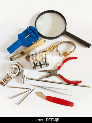 Un assortimento di strumenti per la riparazione di orologi e orologi Foto Stock