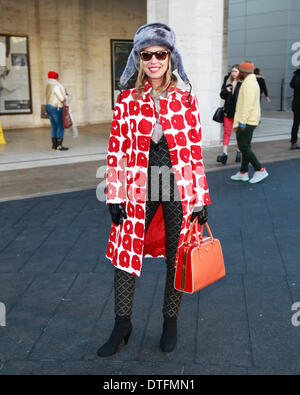 Un elegante showgoer arrivando presso la pista di Desigual mostrato nella città di New York - Febbraio 6, 2014 - Foto: Pista Manhattan/Charles Eshelman/picture alliance Foto Stock