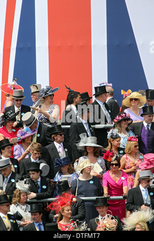 Ascot, Regno Unito, elegantemente vestito di persone sul Racecourse Foto Stock