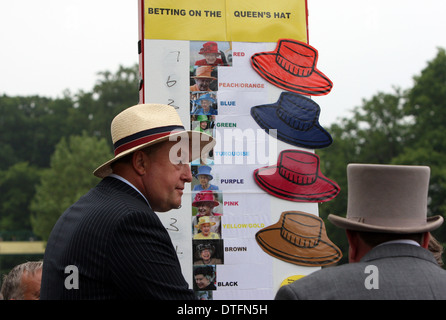 Ascot, Regno Unito, l'uomo offre scommesse sul colore del cappello della regina Foto Stock