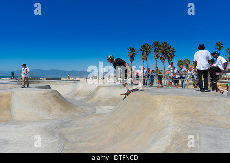 Skateboarders a Venezia skate park, LA, California Foto Stock