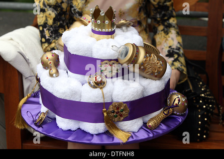 Ascot, Regno Unito, cappello a forma di torta alla nascita del principe George di Cambridge Foto Stock