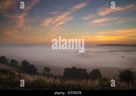 Misty sunrise over butser hill Foto Stock