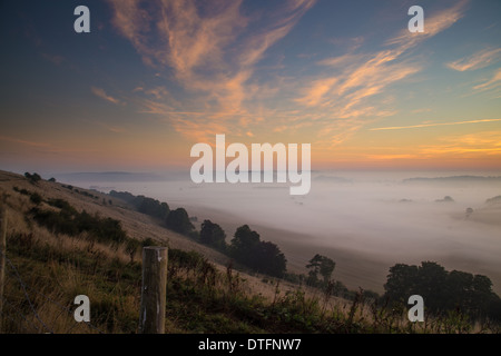 Misty sunrise over butser hill Foto Stock