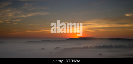 Misty sunrise over butser hill Foto Stock