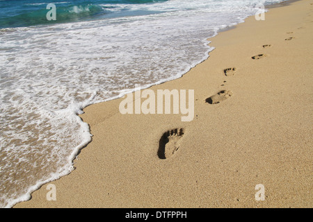 Impronte sulla bellissima spiaggia di Falassarna, Creta Foto Stock