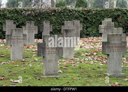 Berlino, Germania, il Cimitero di Guerra a seconda del cimitero comunale Eythstraße Foto Stock