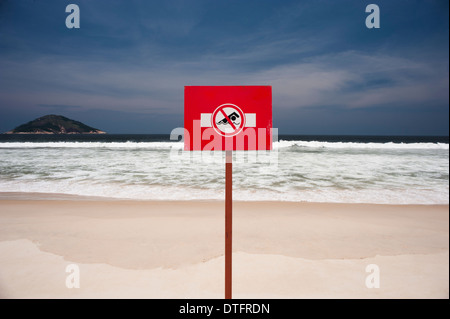 Segnale di avvertimento in corrispondenza di una spiaggia nei pressi di Rio de Janeiro Foto Stock