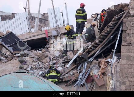 (140217) -- acri (Israele), feb 17, 2014 (Xinhua) -- i soccorritori cercare superstiti nelle macerie di un edificio residenziale crollato dopo un propano esplosione del serbatoio nella città vecchia di Acri, a nord di Israele, nel febbraio 17, 2014. Cinque persone sono morte e 12 altri feriti il lunedì in un serbatoio di propano esplosione nel nord di Israele, un portavoce della polizia ha confermato di Xinhua. (Xinhua/JINI) Foto Stock