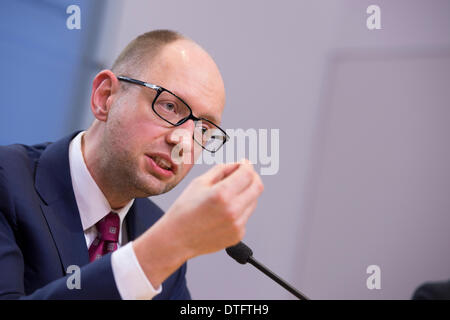 Berlino, Germania. 17 febbraio 2014. Gruppo parlamentare della CDU / CSU Dr. Andreas Schockenhoff(CDU) riceve nel Bundestag per una conferenza stampa il candidato ucraino Arseniy Yatsenyuk e il famoso pugile Vitali Klitschko. Goncalo Silva/Alamy Live News. Foto Stock