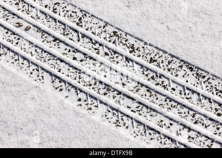 Automobile tracce di pneumatici in neve fresca Foto Stock