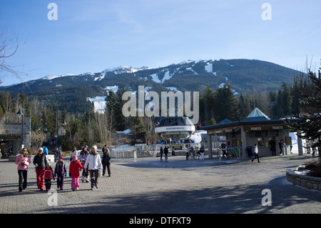 Gli sciatori Plaza al fondo della montagna Whistler-Blackcomb Foto Stock