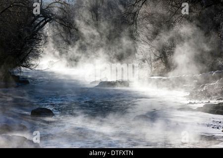 Vapore sorge su un sub-zero mattina dalla neve e ghiaccio soffocato Arkansas River, che corre attraverso la storica Salida, Colorado, STATI UNITI D'AMERICA Foto Stock