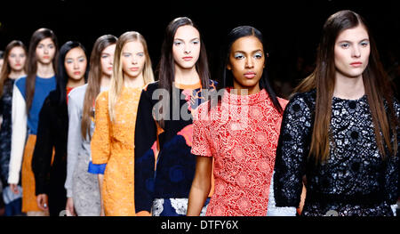 Londra, Regno Unito. 17 feb 2014. I modelli presenti creazioni da Michael van der Ham durante il 2014 Autunno/Inverno London Fashion Week . Credito: Yin pista/Xinhua/Alamy Live News Foto Stock