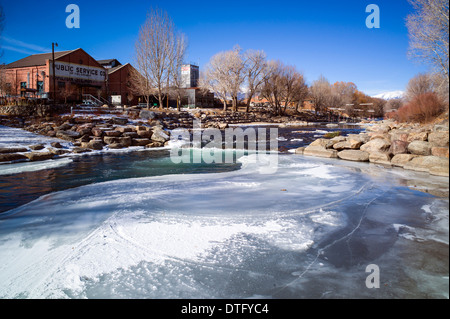 Vista invernale del gelido Arkansas River e rinnovato steamplant, ora la Salida SteamPlant Teatro e centro eventi, Colorado, STATI UNITI D'AMERICA Foto Stock