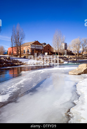 Vista invernale del gelido Arkansas River e rinnovato steamplant, ora la Salida SteamPlant Teatro e centro eventi, Colorado, STATI UNITI D'AMERICA Foto Stock