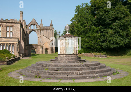 Il monumento di Boatswain a Newstead Abbey e giardini, Nottinghamshire England Regno Unito Foto Stock