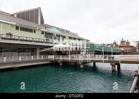 Il Footbridge e ingresso al Princes Prince's Quay Shopping Complex waterfront Kingston upon Hull East Yorkshire England Regno Unito Foto Stock