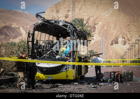 Il Cairo, Egitto. 16 feb 2014. Turismo egiziano Ministro Hisham Zaazou informato da un funzionario un giorno dopo un bus di turisti è stata bersaglio di una bomba nel Sinai resort di Taba, Egitto, 17 febbraio 2014. Credito: Nameer Galal/NurPhoto/ZUMAPRESS.com/Alamy Live News Foto Stock