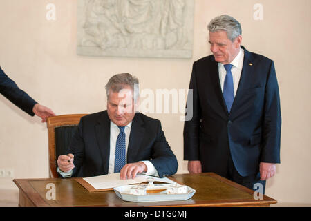 Berlino, Germania. 17 feb 2014. Il Presidente tedesco Joachim Gauck riceve il suo omologo svizzero Presidente Aleksander Kwasniewski in Schloss Bellevue per conversazioni bilaterali. Credito: Goncalo Silva/NurPhoto/ZUMAPRESS.com/Alamy Live News Foto Stock