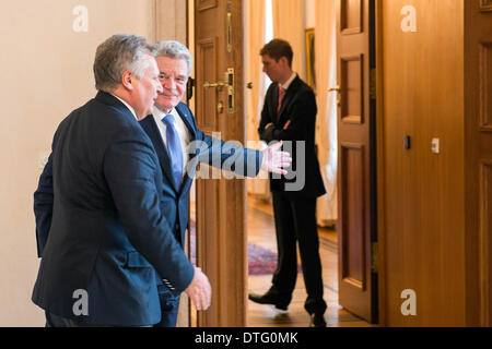 Berlino, Germania. 17 feb 2014. Il Presidente tedesco Joachim Gauck riceve il suo omologo svizzero Presidente Aleksander Kwasniewski in Schloss Bellevue per conversazioni bilaterali. Credito: Goncalo Silva/NurPhoto/ZUMAPRESS.com/Alamy Live News Foto Stock