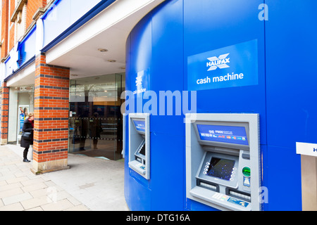 Halifax bancomat macchine esterne la costruzione della società di Kingston Upon Hull East Riding City Center East Yorkshire, Inghilterra, Regno Unito GB Foto Stock