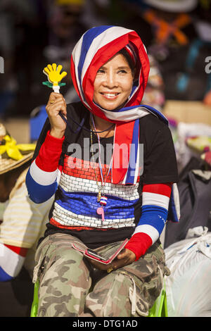 Bangkok, Tailandia. 17 feb 2014. Un governo anti-protestor cheers per Suthep Thaugsuban, leader del movimento di protesta, presso la Casa del Governo. Il movimento di protesta chiamato, al popolo la riforma democratica Comitato (PDRC), vuole per spurgare l'attuale partito di governo e dei suoi patroni nella famiglia di Shinawatra dalla Tailandese politica. Credit: Jack Kurtz/ZUMAPRESS.com/Alamy Live News Foto Stock