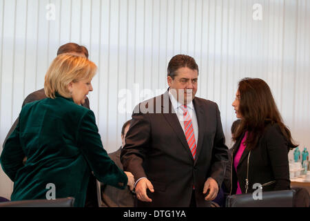 Berlino, Germania. 17 feb 2014. SPD leadership meeting a Willy Brandt Haus a Berlino. / Immagine: Hannelore Kraft (SPD), Ministropresidente della Renania settentrionale-Vestfalia e Thomas Oppermann (SPD), Lider del gruppo parlamentare SPD, Sigmar GABRIEL (SPD), SPD Chef e il ministro tedesco dell'economia e dell'energia, e Yasmin Fahimi (SPD), SPD Segretario generale. Credito: Reynaldo Paganelli/NurPhoto/ZUMAPRESS.com/Alamy Live News Foto Stock