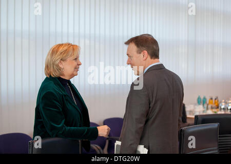 Berlino, Germania. 17 feb 2014. SPD leadership meeting a Willy Brandt Haus a Berlino. / Immagine: Hannelore Kraft (SPD), Ministropresidente della Renania settentrionale-Vestfalia e Thomas Oppermann (SPD), Lider del gruppo parlamentare SPD. Credito: Reynaldo Paganelli/NurPhoto/ZUMAPRESS.com/Alamy Live News Foto Stock