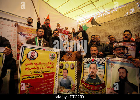 La striscia di Gaza, Territori palestinesi. 17 feb 2014. Palestinesi prendere parte a una protesta chiedendo la liberazione dei loro parenti detenuti nelle prigioni israeliane, davanti all'ufficio della Croce Rossa di Gaza City, nel febbraio 17, 2014. Credito: Momen Faiz/NurPhoto/ZUMAPRESS.com/Alamy Live News Foto Stock