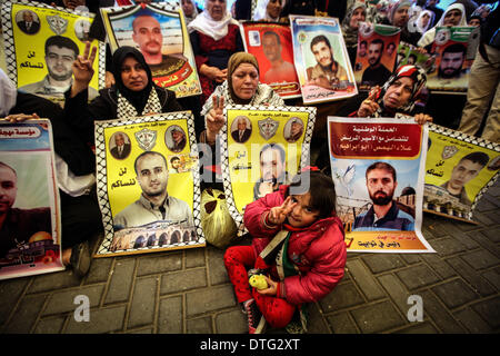 La striscia di Gaza, Territori palestinesi. 17 feb 2014. Palestinesi prendere parte a una protesta chiedendo la liberazione dei loro parenti detenuti nelle prigioni israeliane, davanti all'ufficio della Croce Rossa di Gaza City, nel febbraio 17, 2014. Credito: Momen Faiz/NurPhoto/ZUMAPRESS.com/Alamy Live News Foto Stock