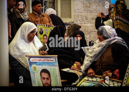 La striscia di Gaza, Territori palestinesi. 17 feb 2014. Palestinesi prendere parte a una protesta chiedendo la liberazione dei loro parenti detenuti nelle prigioni israeliane, davanti all'ufficio della Croce Rossa di Gaza City, nel febbraio 17, 2014. Credito: Momen Faiz/NurPhoto/ZUMAPRESS.com/Alamy Live News Foto Stock