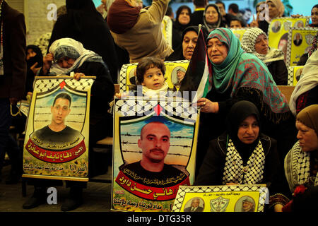 La striscia di Gaza, Territori palestinesi. 17 feb 2014. Palestinesi prendere parte a una protesta chiedendo la liberazione dei loro parenti detenuti nelle prigioni israeliane, davanti all'ufficio della Croce Rossa di Gaza City, nel febbraio 17, 2014. Credito: Momen Faiz/NurPhoto/ZUMAPRESS.com/Alamy Live News Foto Stock