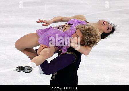 Meryl Davis e Charlie White di USA eseguire nella figura nel pattinaggio su ghiaccio danza danza libera al pattinaggio Iceberg Palace durante il Sochi 2014 Giochi Olimpici di Sochi, Russia, 17 febbraio 2014. Foto: Christian Charisius/dpa Foto Stock