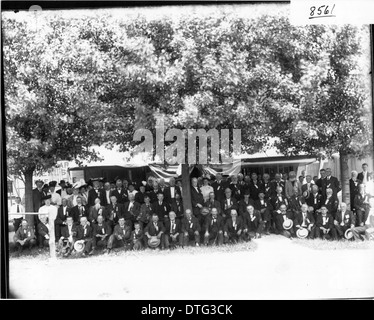 Questo ritratto di gruppo cattura i veterani della 93rd Ohio Volunteer Infantry alla loro riunione nel 1908. L'immagine fornisce un'istantanea dei soldati che hanno prestato servizio durante la guerra civile, offrendo uno sguardo storico al loro cameratismo e all'eredità del loro servizio. Foto Stock