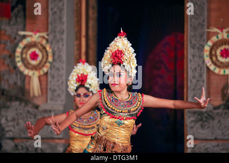 Ballerini balinesi di eseguire durante il barong dance show in Ubud, Bali Foto Stock