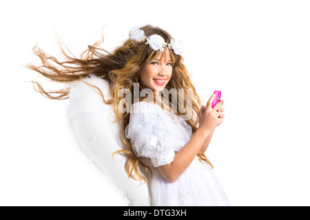 Angelo ragazza bionda con mobile smartphone e ali di piume su bianco byod al cielo Foto Stock