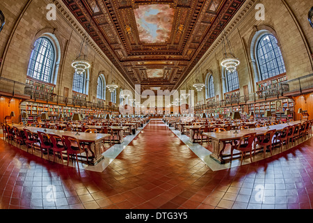 Gli ornati Rose Sala di lettura principale presso la Stephen A. Schwarzman Building comunemente noto come il ramo principale della Biblioteca Pubblica di New York si trova sulla Quinta Avenue e la 42th Street a New York City. Foto Stock