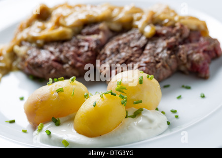 Deliziose grigliate di carne di manzo con patate bollite Foto Stock