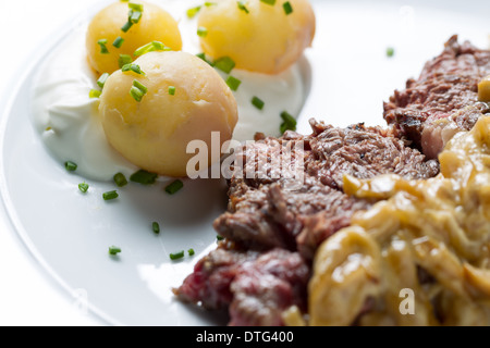 Deliziose grigliate di carne di manzo con patate bollite Foto Stock