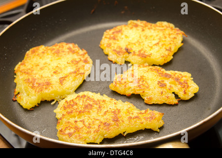 Crocchette di patate in padella Foto Stock