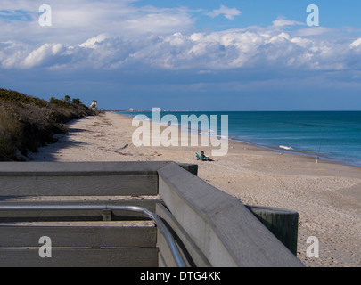 Pesca sul surf dal lungomare a Melbourne Beach in Florida per l'atlantico Foto Stock