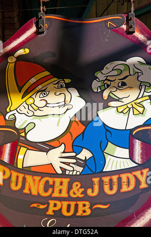 Punch e Judy Pub segno nel mercato di Covent Garden, Londra,UK Foto Stock