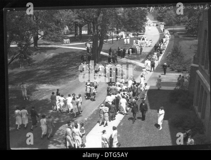 Questa fotografia del 1926 mostra una scena del Tree Day al Western College di Oxford, Ohio, che cattura gli spettatori che partecipano a un evento cerimoniale. La giornata degli alberi era una tradizione annuale che celebrava la bellezza della natura e l'importanza della tutela ambientale nell'educazione. Foto Stock