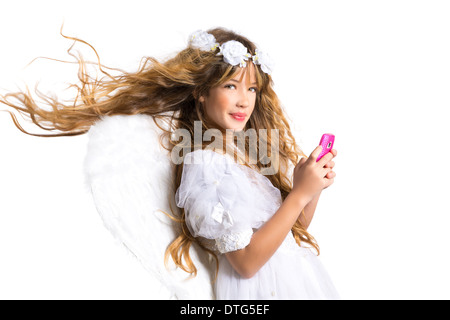 Angelo ragazza bionda con mobile smartphone e ali di piume su bianco byod al cielo Foto Stock