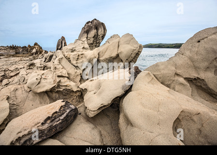 Drammatica roccia lavica formazione denominato Dragon's denti in Maui. Foto Stock