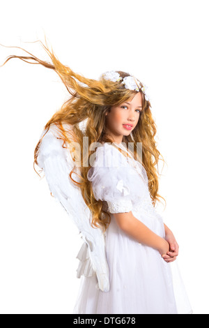 Angelo ragazza bionda con la corona di fiori e ali di piume su sfondo bianco Foto Stock