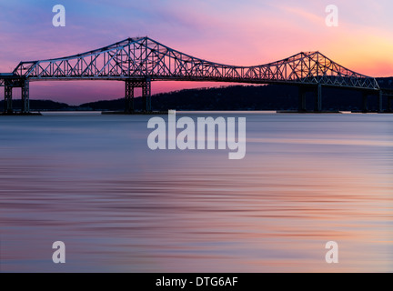 Il Tappan Zee Bridge durante il tramonto, raffigurato poco prima dell inizio del nuovo ponte colossale costruzione. Il Governatore Malcolm Wilson Tappan Zee Bridge, è generalmente indicato come il Tappan Zee Bridge, o semplicemente il rubinetto Foto Stock