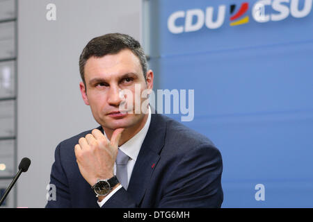 Berlino, Germania. 17 feb 2014. Ukrainian leader dell opposizione Vitaly Klitschko assiste ad una conferenza stampa a Berlino, Germania, il 17 febbraio, 2014. Il cancelliere tedesco Angela Merkel ha incontrato ucraino i leader dell opposizione qui il lunedì, il suo portavoce Steffen Seibert ha detto in una dichiarazione pubblicata su il governo tedesco che ha il sito web. Credito: Zhang ventola/Xinhua/Alamy Live News Foto Stock