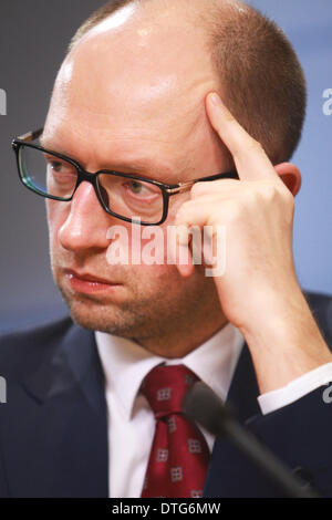 Berlino, Germania. 17 feb 2014. Ukrainian leader dell opposizione Arseniy Yatsenyuk assiste ad una conferenza stampa a Berlino, Germania, il 17 febbraio, 2014. Il cancelliere tedesco Angela Merkel ha incontrato ucraino i leader dell opposizione qui il lunedì, il suo portavoce Steffen Seibert ha detto in una dichiarazione pubblicata su il governo tedesco che ha il sito web. Credito: Zhang ventola/Xinhua/Alamy Live News Foto Stock